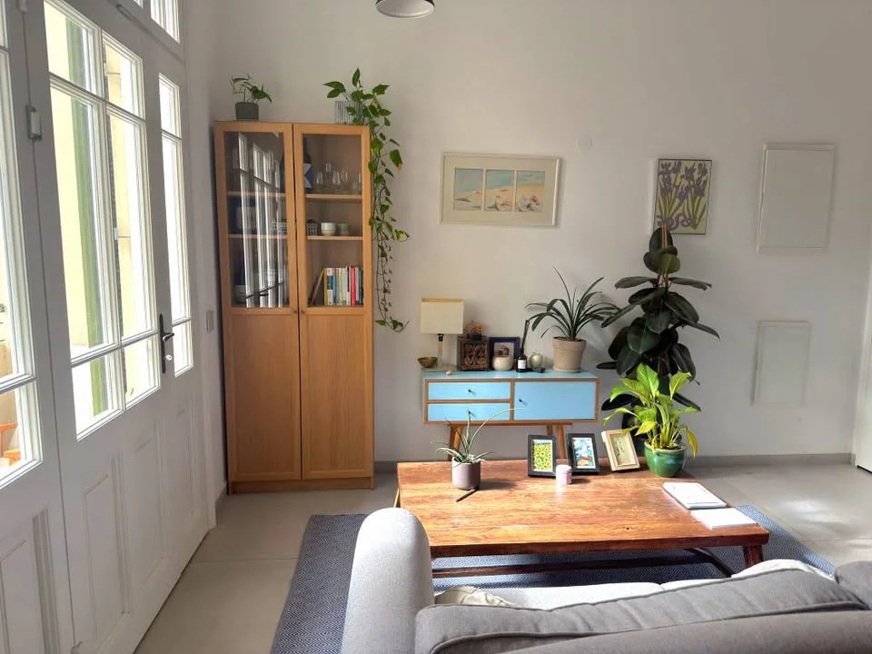 Salon avec bibliothèque en bois et console bleue