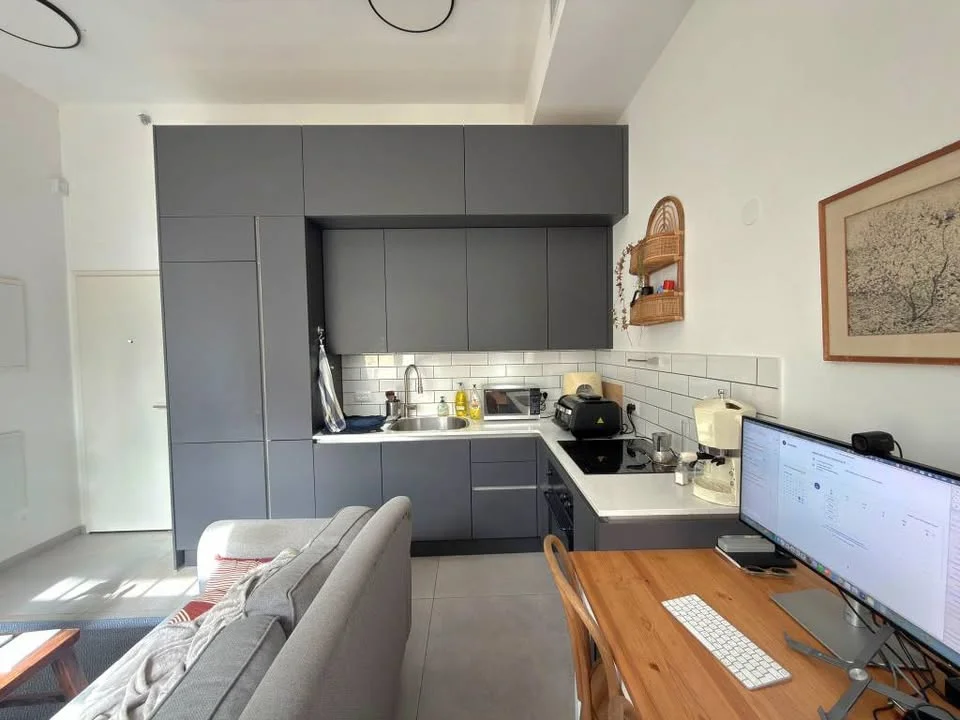 Cuisine moderne grise avec plan de travail et espace bureau