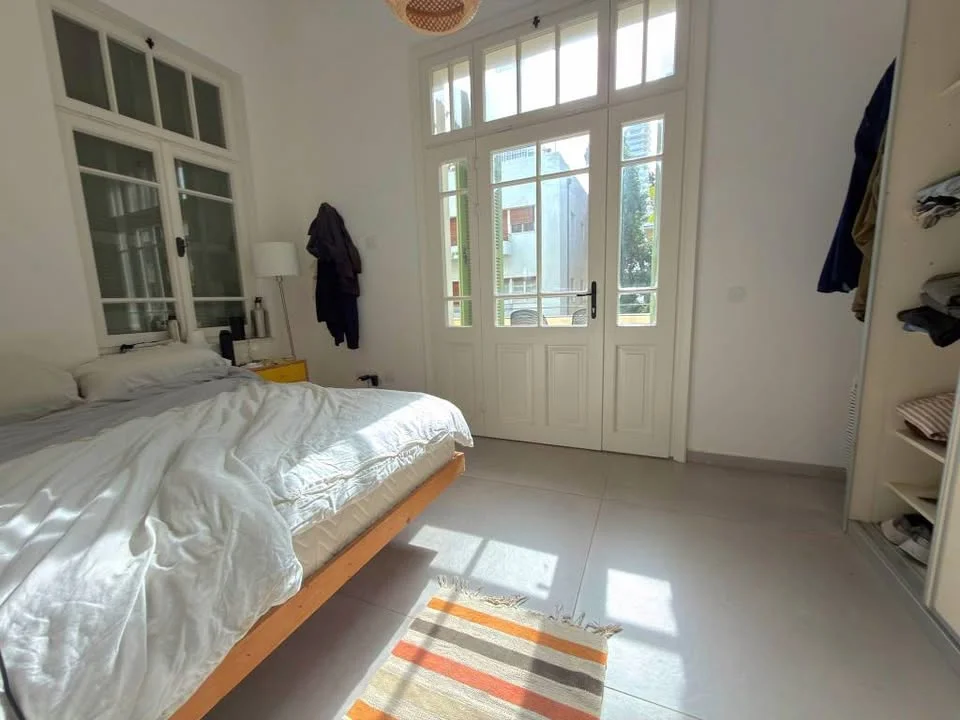 Chambre principale lumineuse avec porte-fenêtre