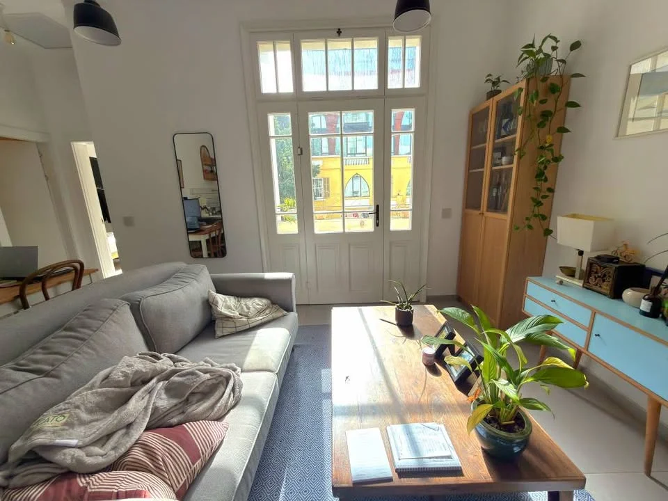 Salon avec vue sur la porte-fenêtre et la rue