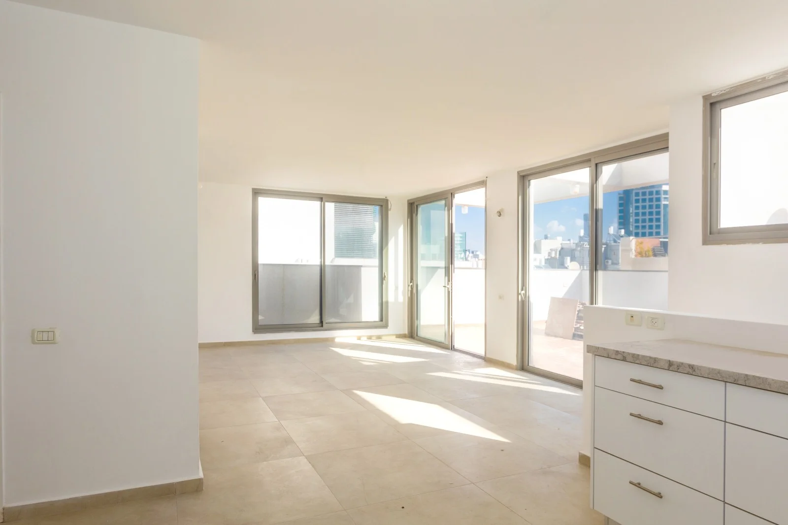 Séjour lumineux avec baies vitrées et accès terrasse
