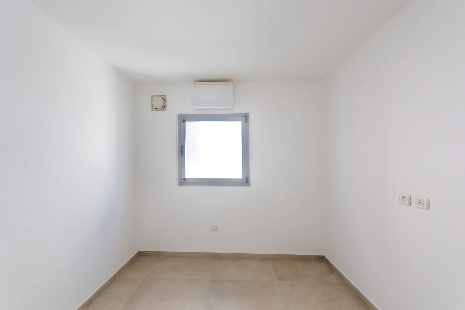 Chambre avec fenêtre et climatisation