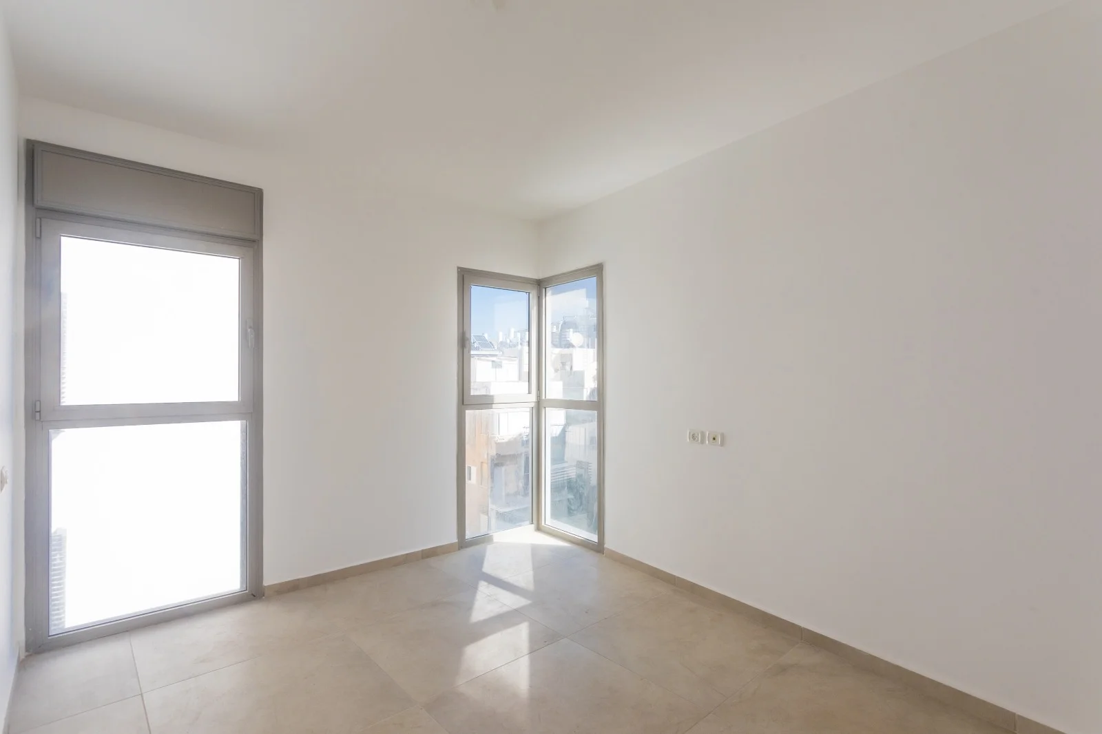 Chambre avec porte-fenêtre et fenêtre d'angle