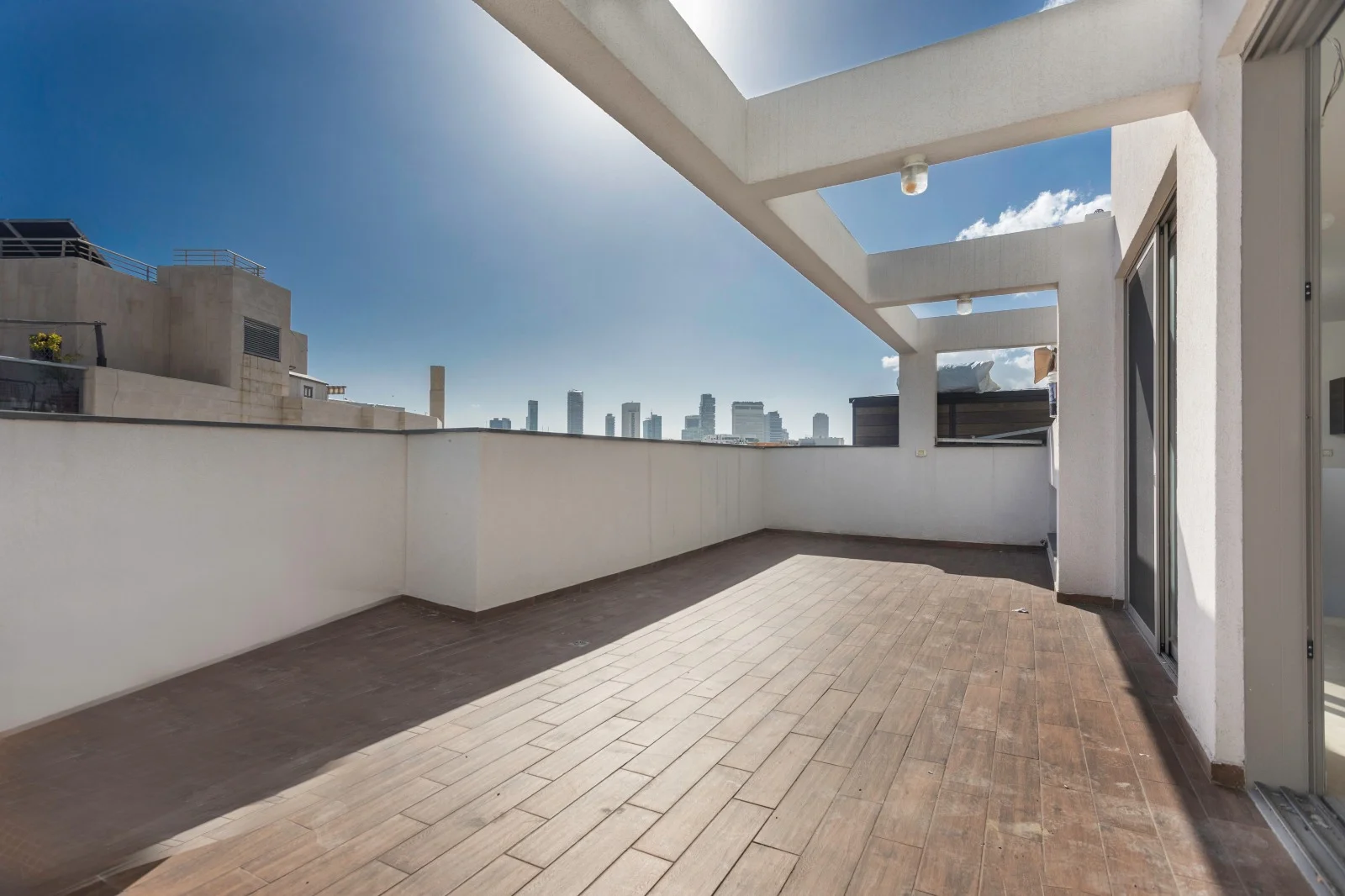Terrasse sur le toit avec vue sur les toits de Tel Aviv