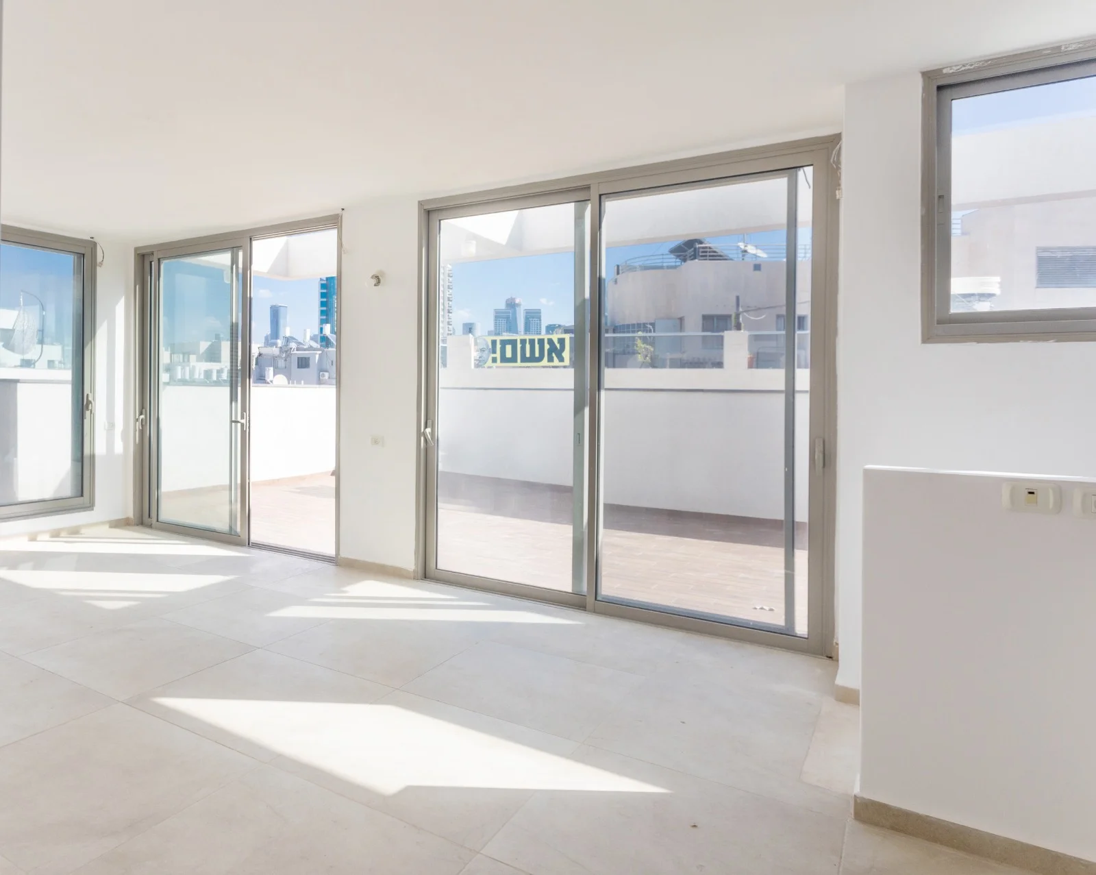 Séjour ouvert avec grandes baies coulissantes sur terrasse