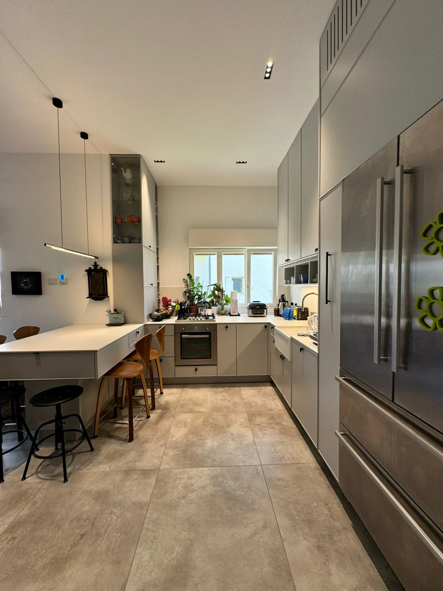 Cuisine moderne avec grands placards gris