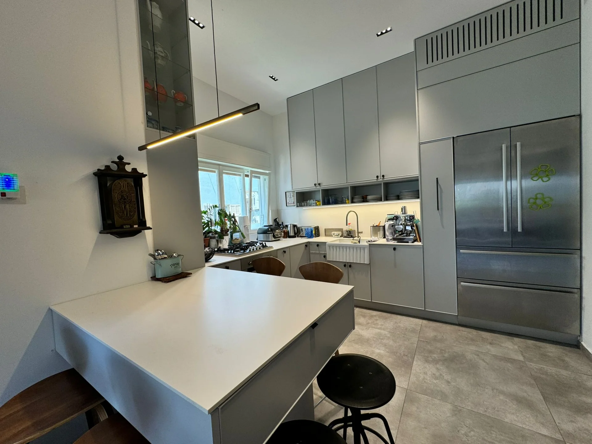 Cuisine équipée avec réfrigérateur inox et îlot