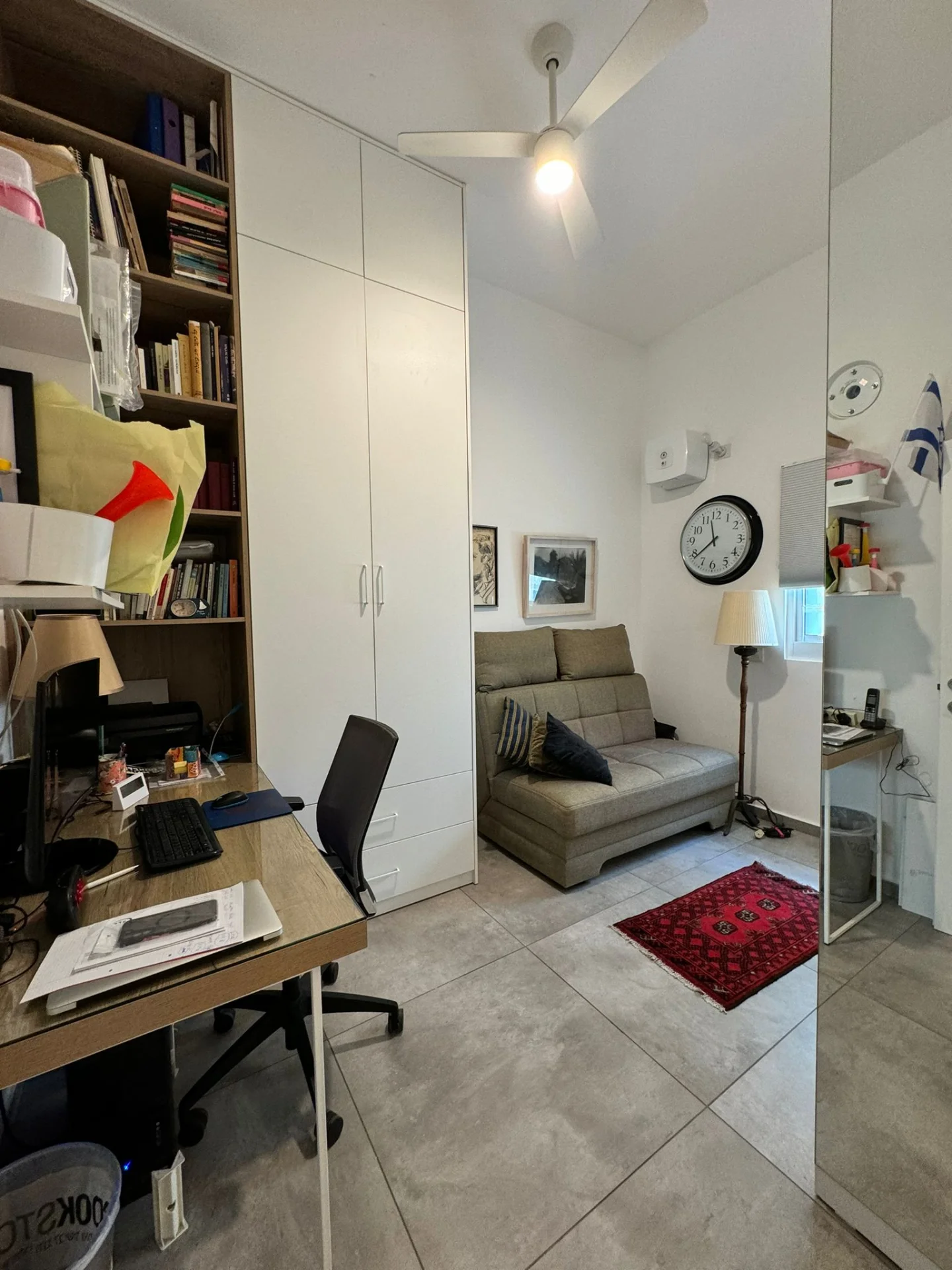 Bureau avec bibliothèque et canapé
