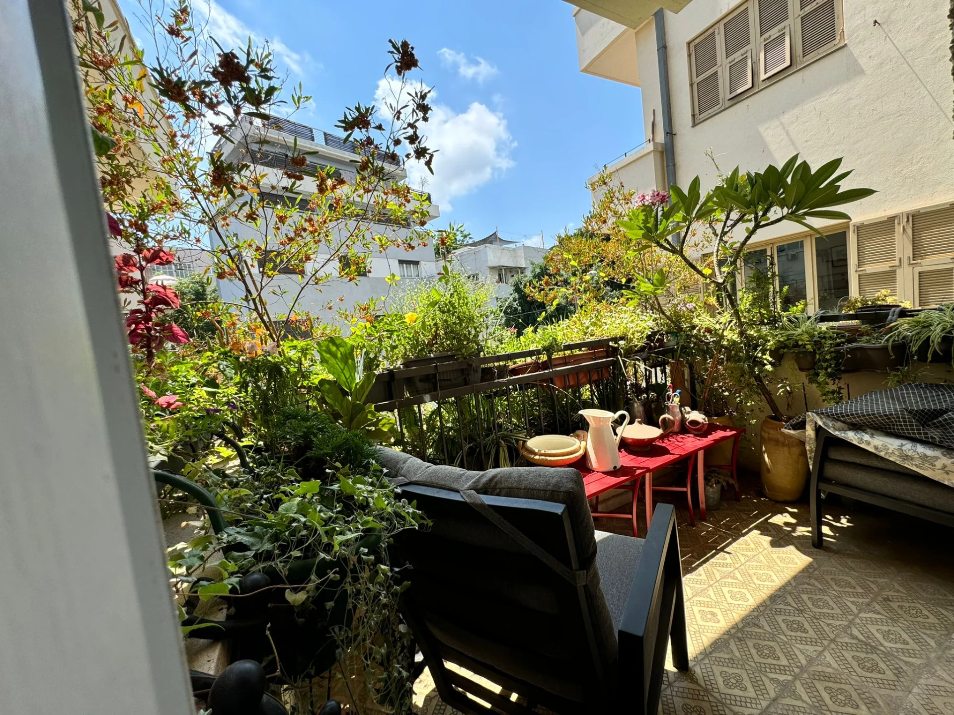 Terrasse fleurie et verdoyante