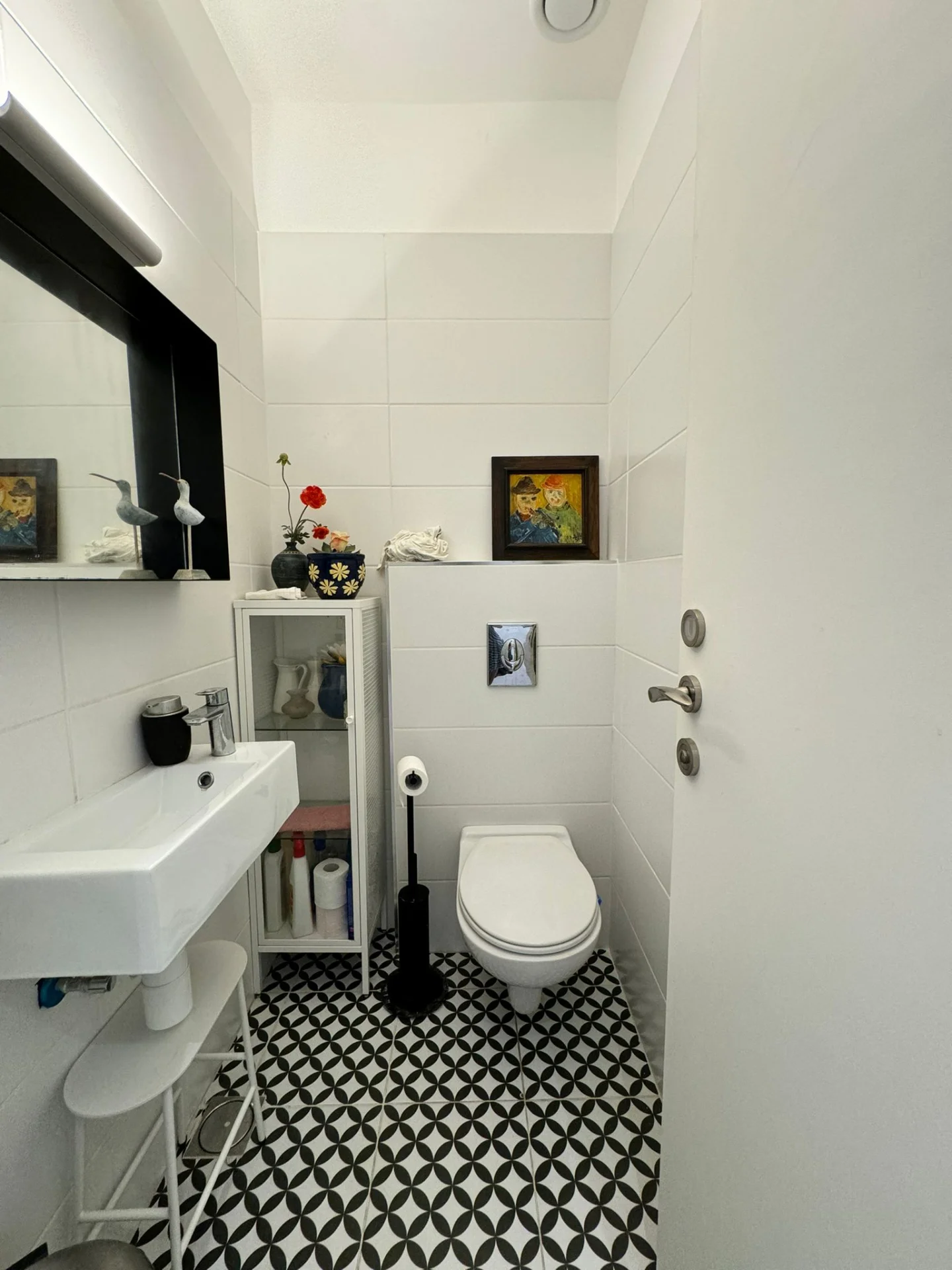 Toilettes séparées avec carrelage géométrique