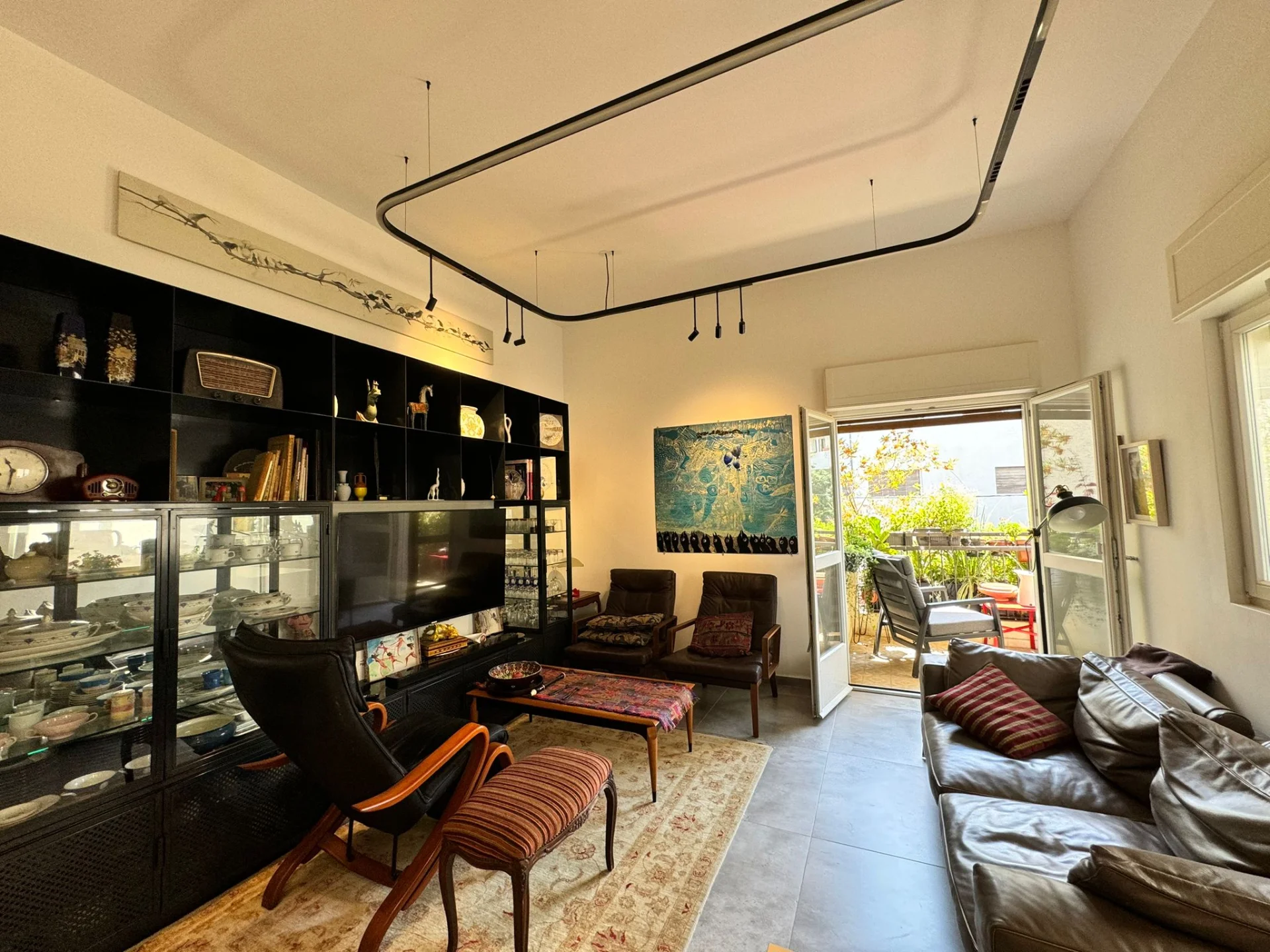 Salon avec bibliothèque et accès à la terrasse