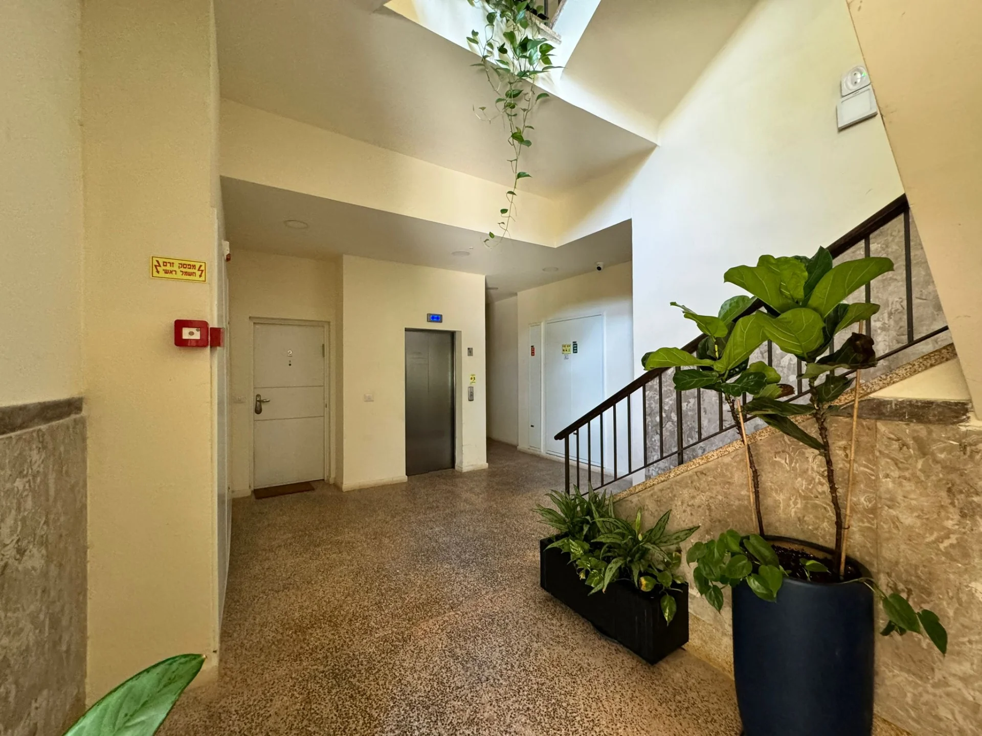 Hall d'entrée de l'immeuble avec ascenseur