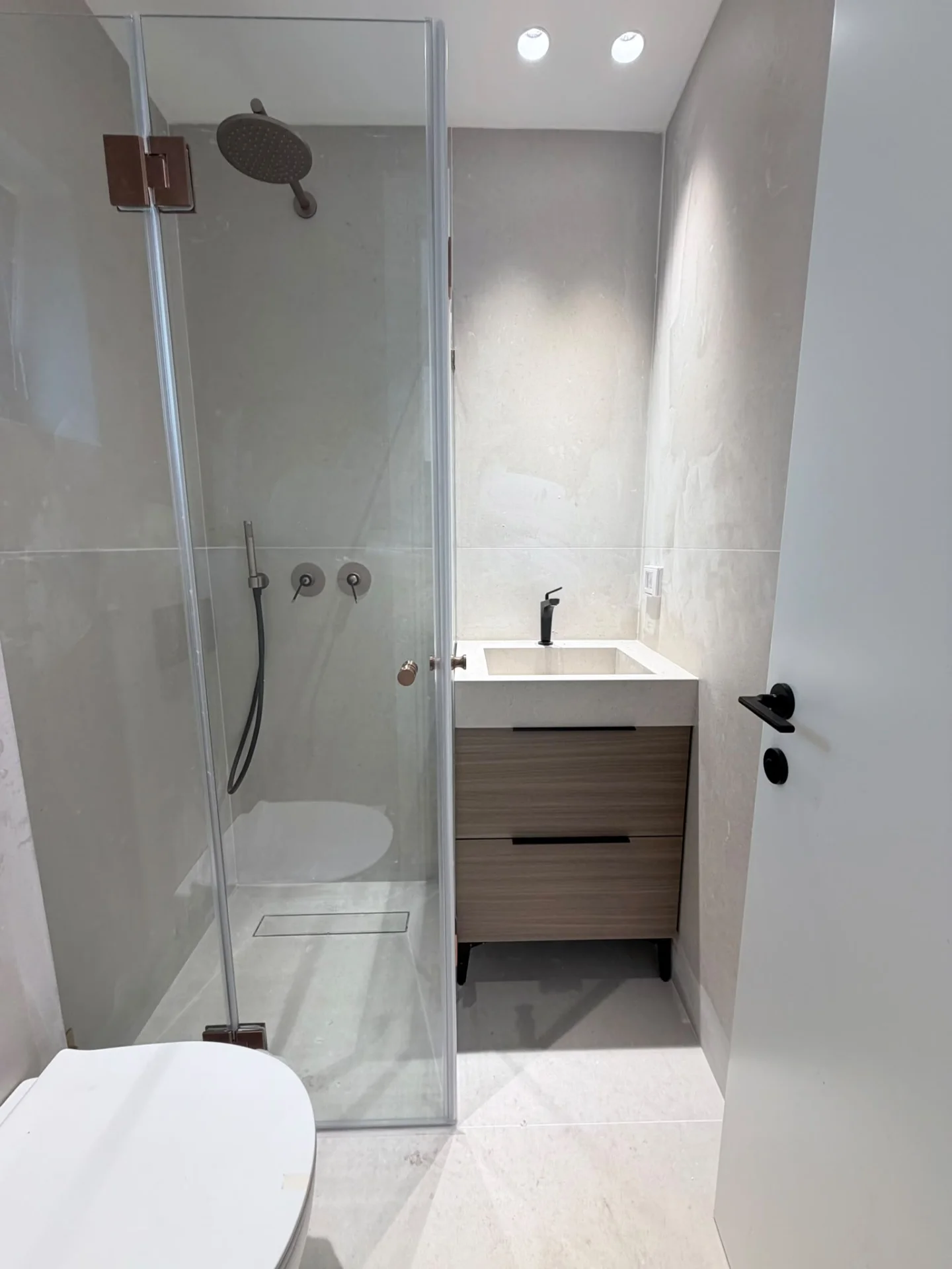 Salle de douche avec paroi en verre et meuble vasque en bois
