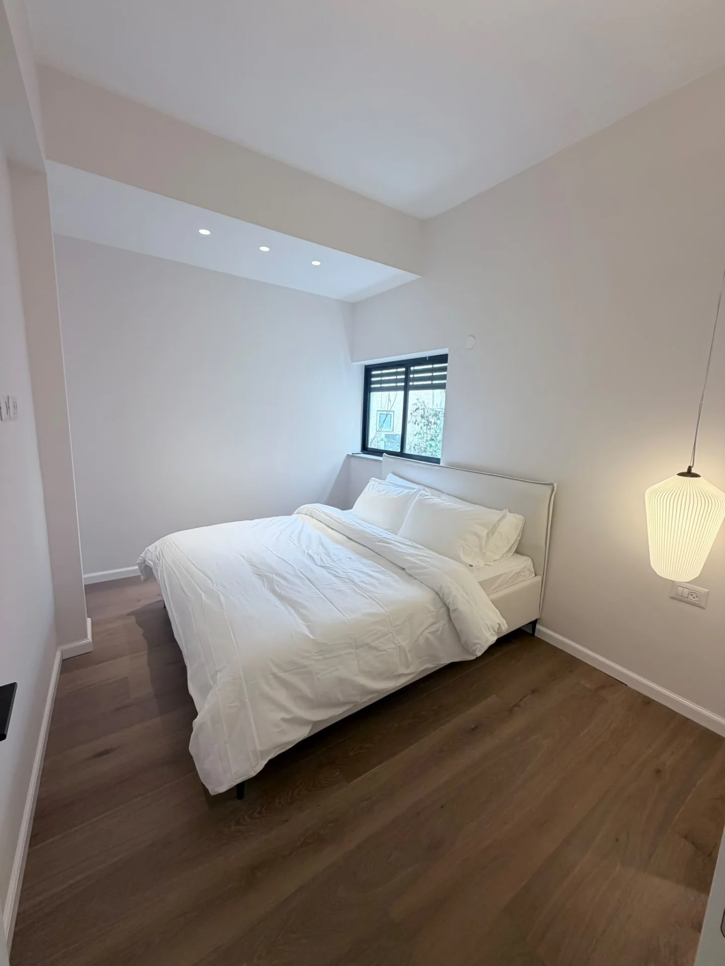 Chambre avec lit double et suspension