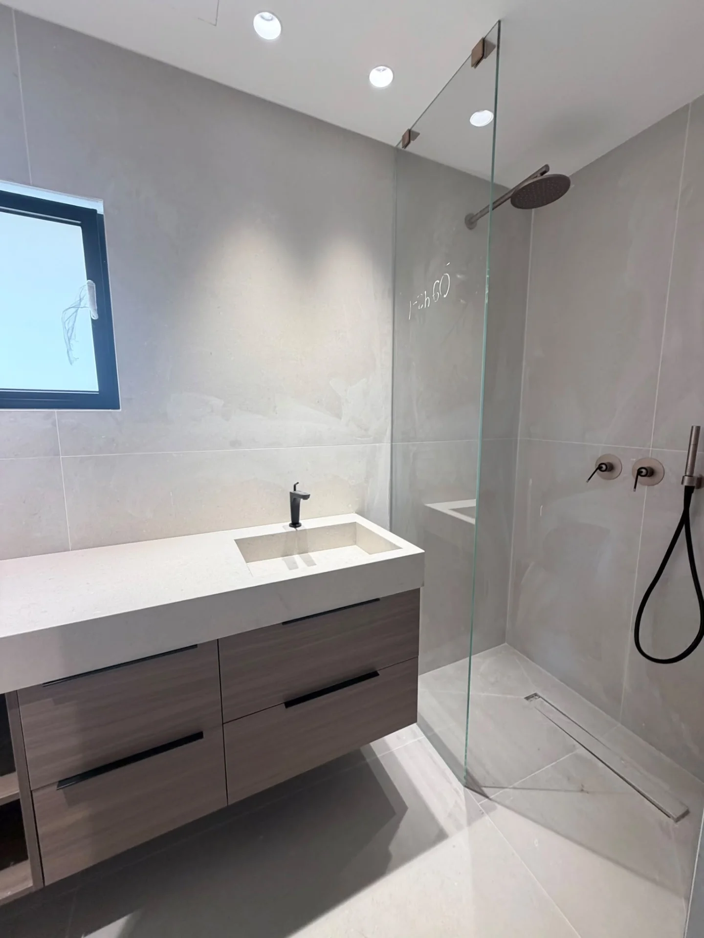 Salle de bain avec douche à l'italienne et grand meuble vasque