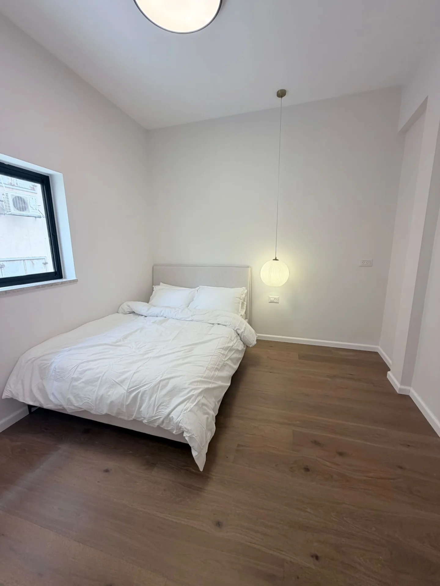 Seconde chambre lumineuse avec lit double