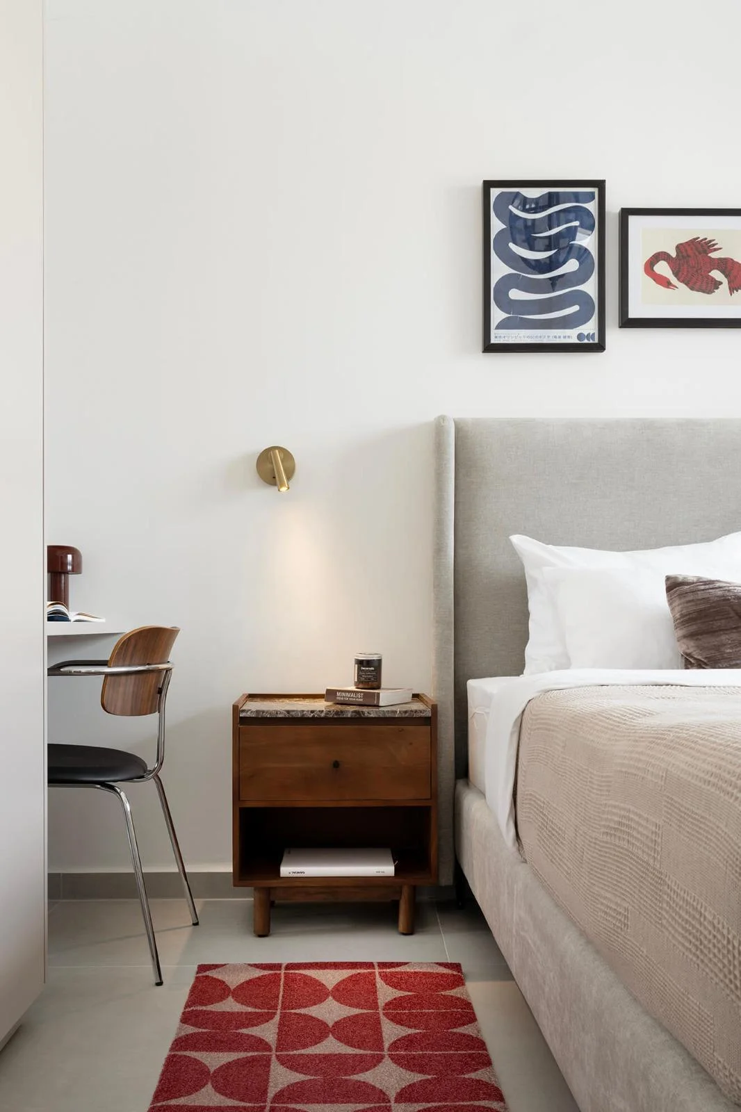 Chambre avec table de chevet en bois et applique dorée