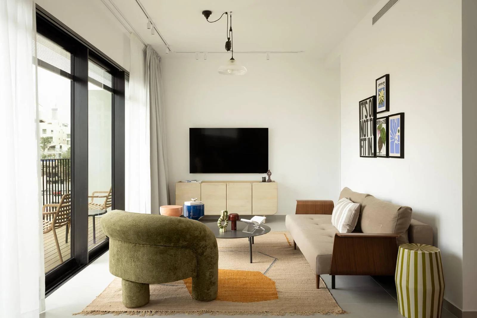 Salon avec télévision et décoration colorée