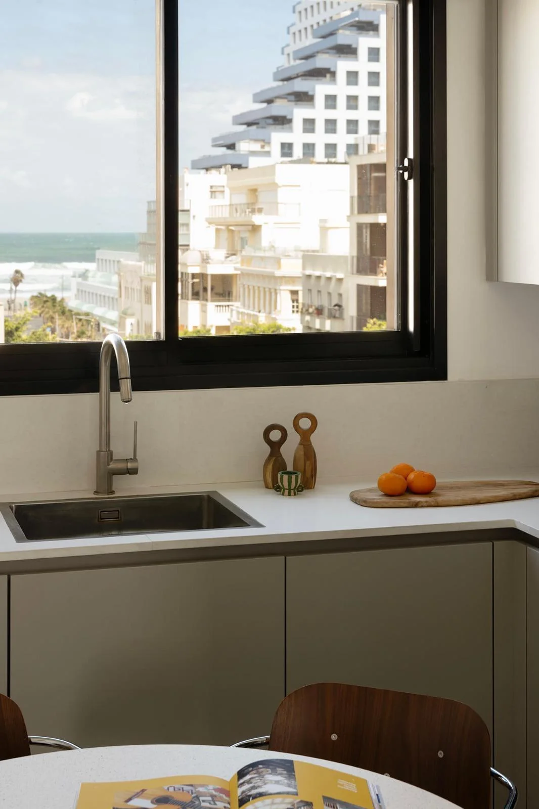 Cuisine avec vue mer depuis la fenêtre