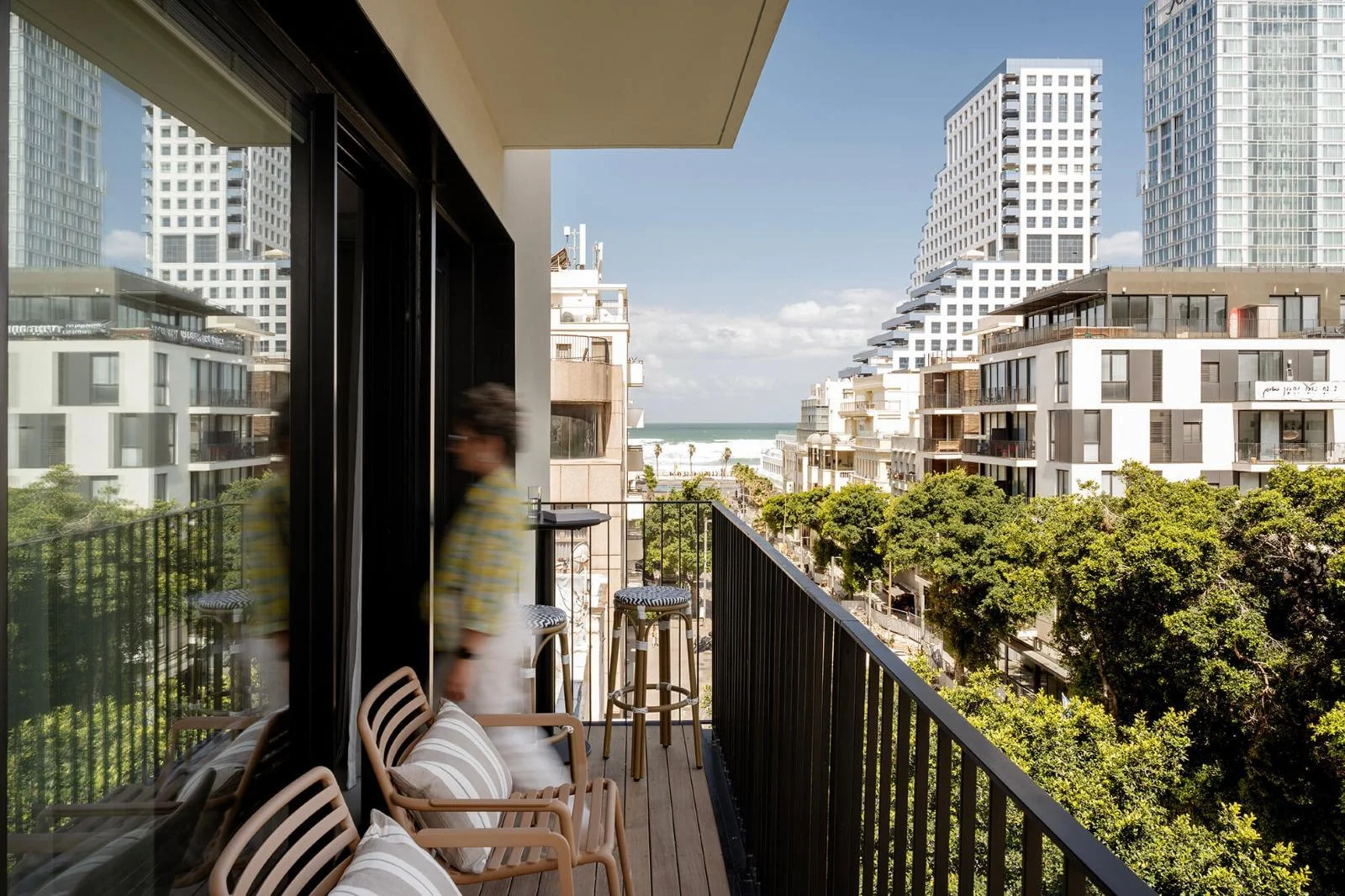 Balcon avec vue sur la mer et les toits de Tel Aviv