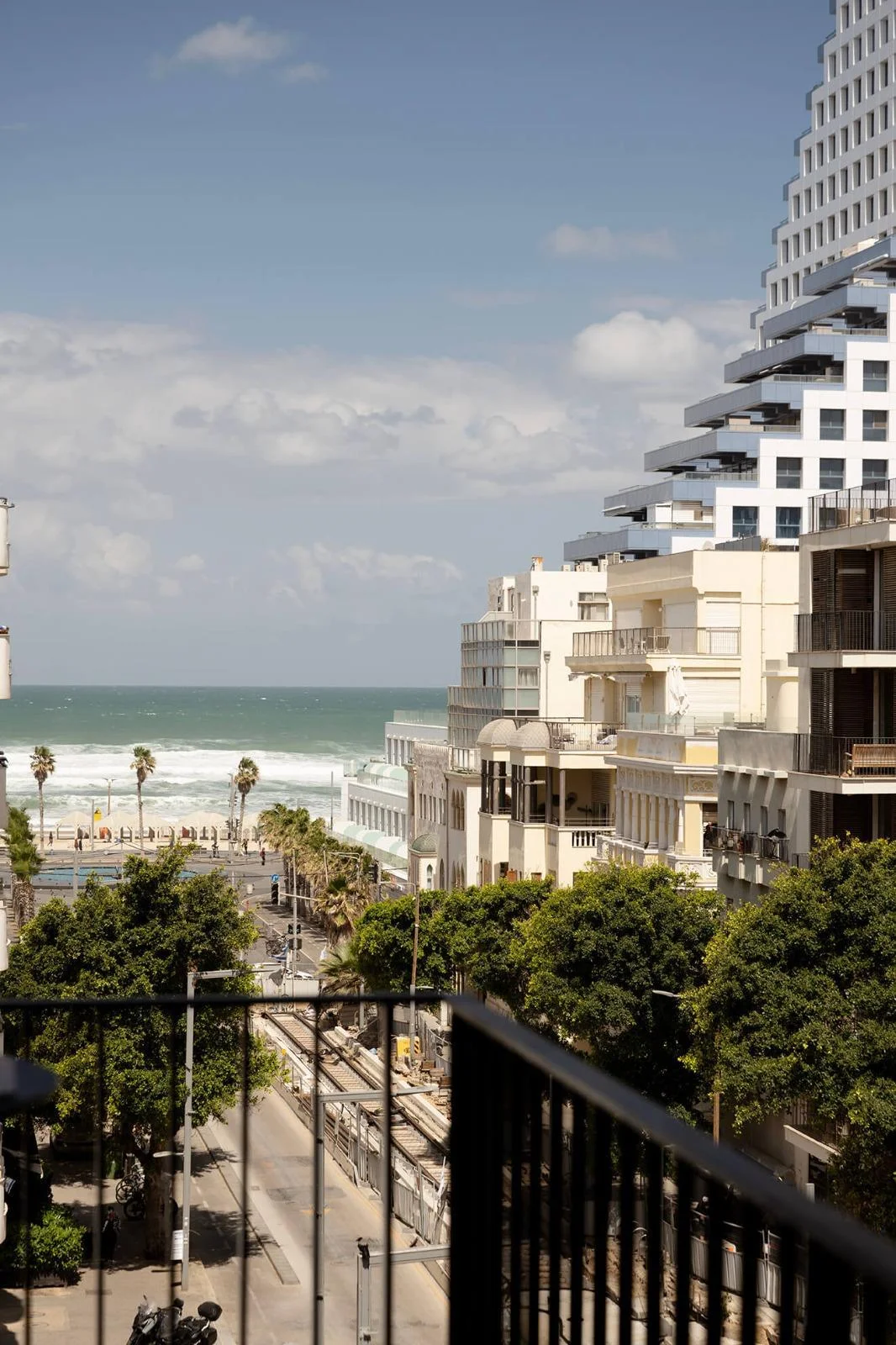 Vue panoramique sur la mer et le boulevard depuis le balcon
