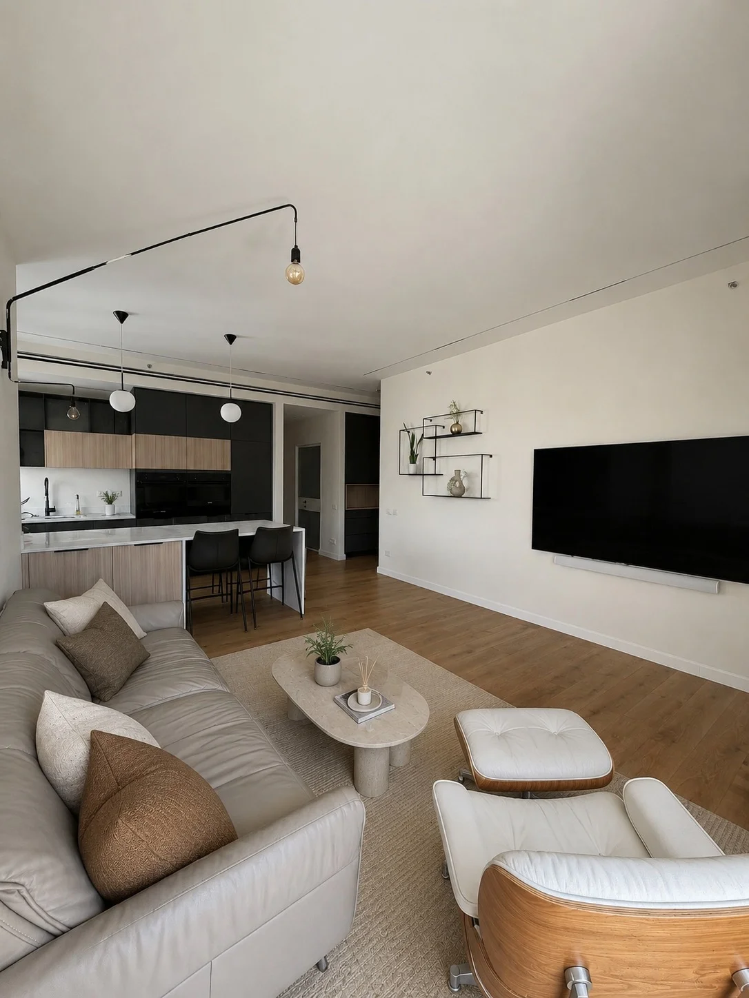 Salon ouvert avec cuisine et fauteuil Eames