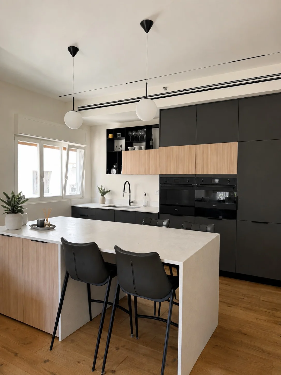 Cuisine moderne noire et bois avec îlot central