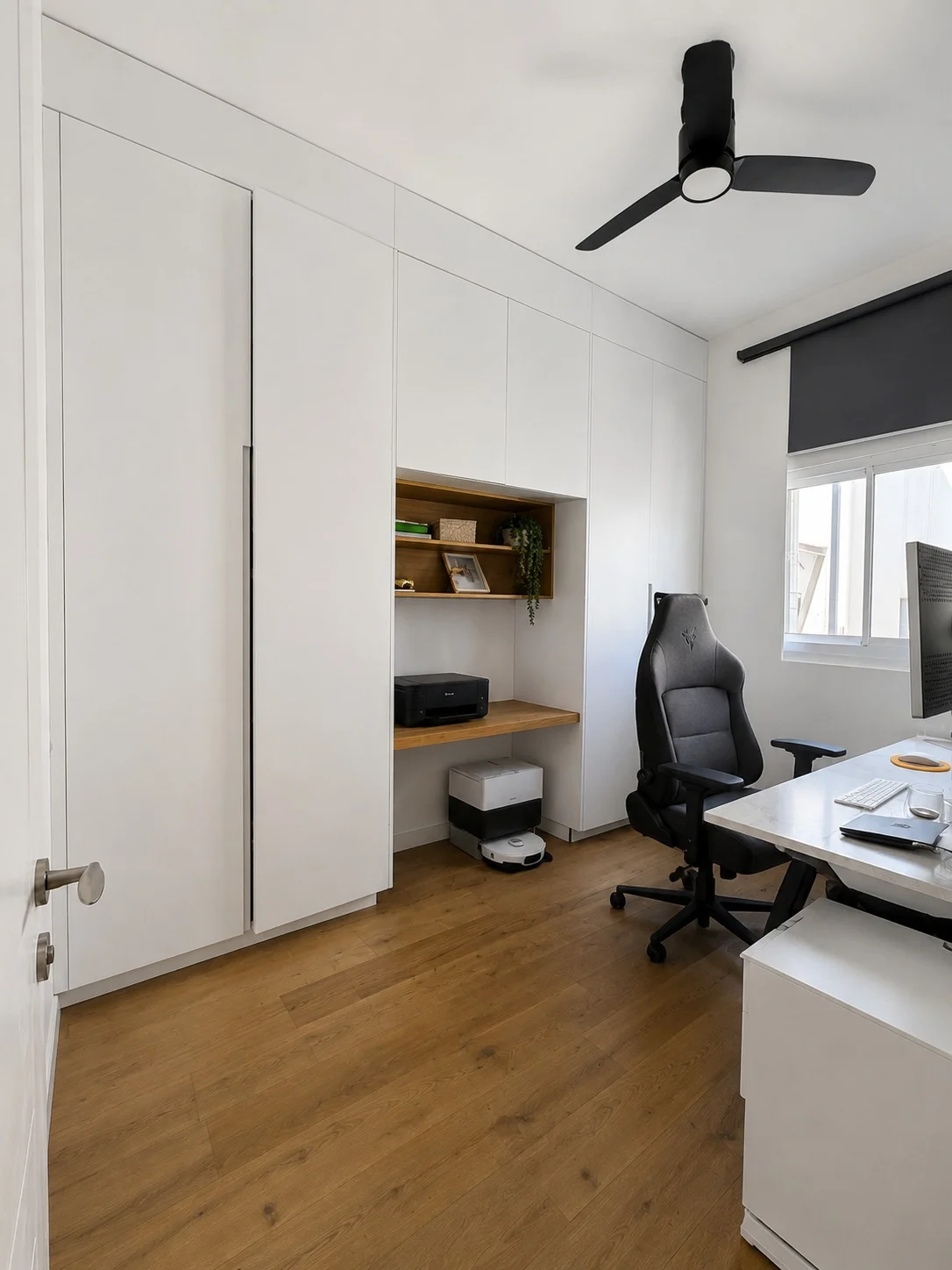 Bureau avec rangements intégrés et espace de travail