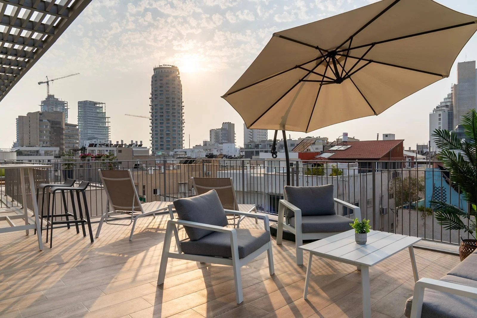 Terrasse lounge avec parasol et vue dégagée sur Tel Aviv