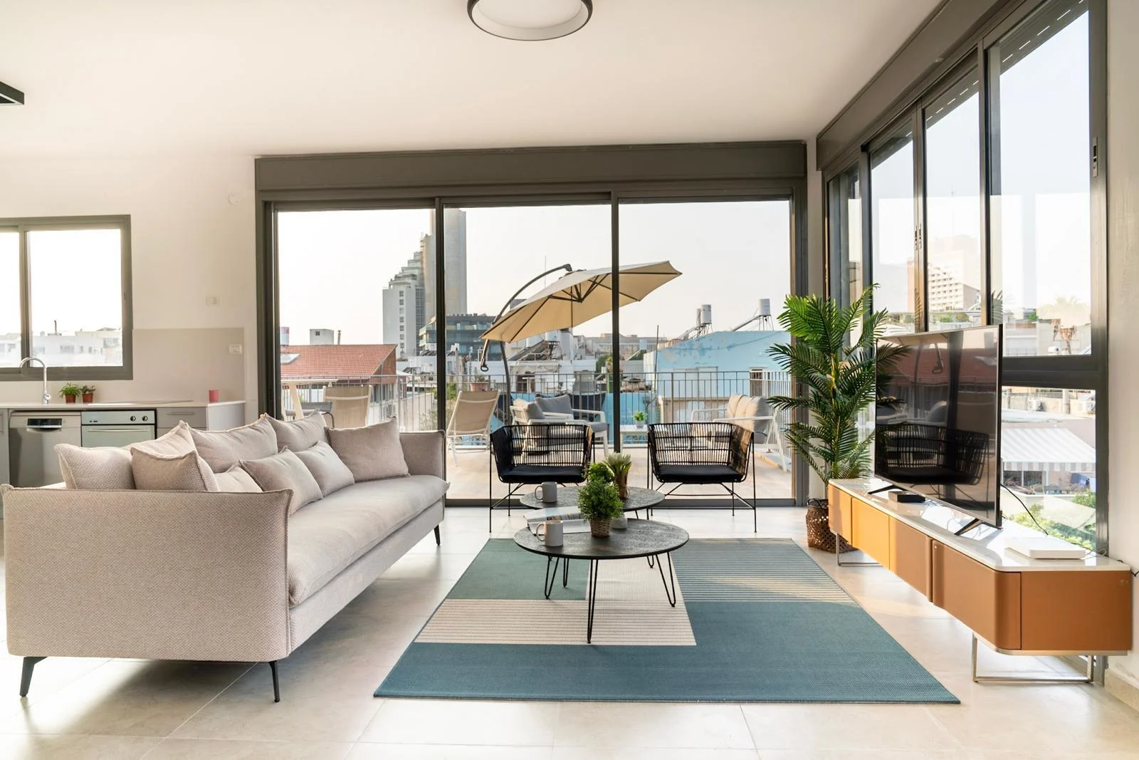 Terrasse avec salon de jardin et vue panoramique sur la skyline
