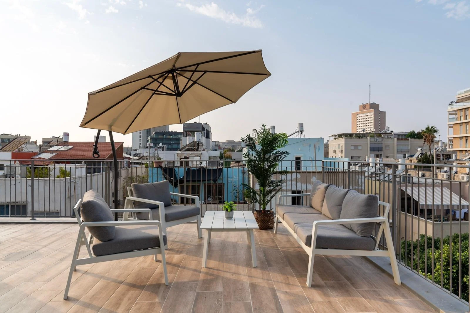 Salon élégant avec accès direct à la terrasse et vue urbaine