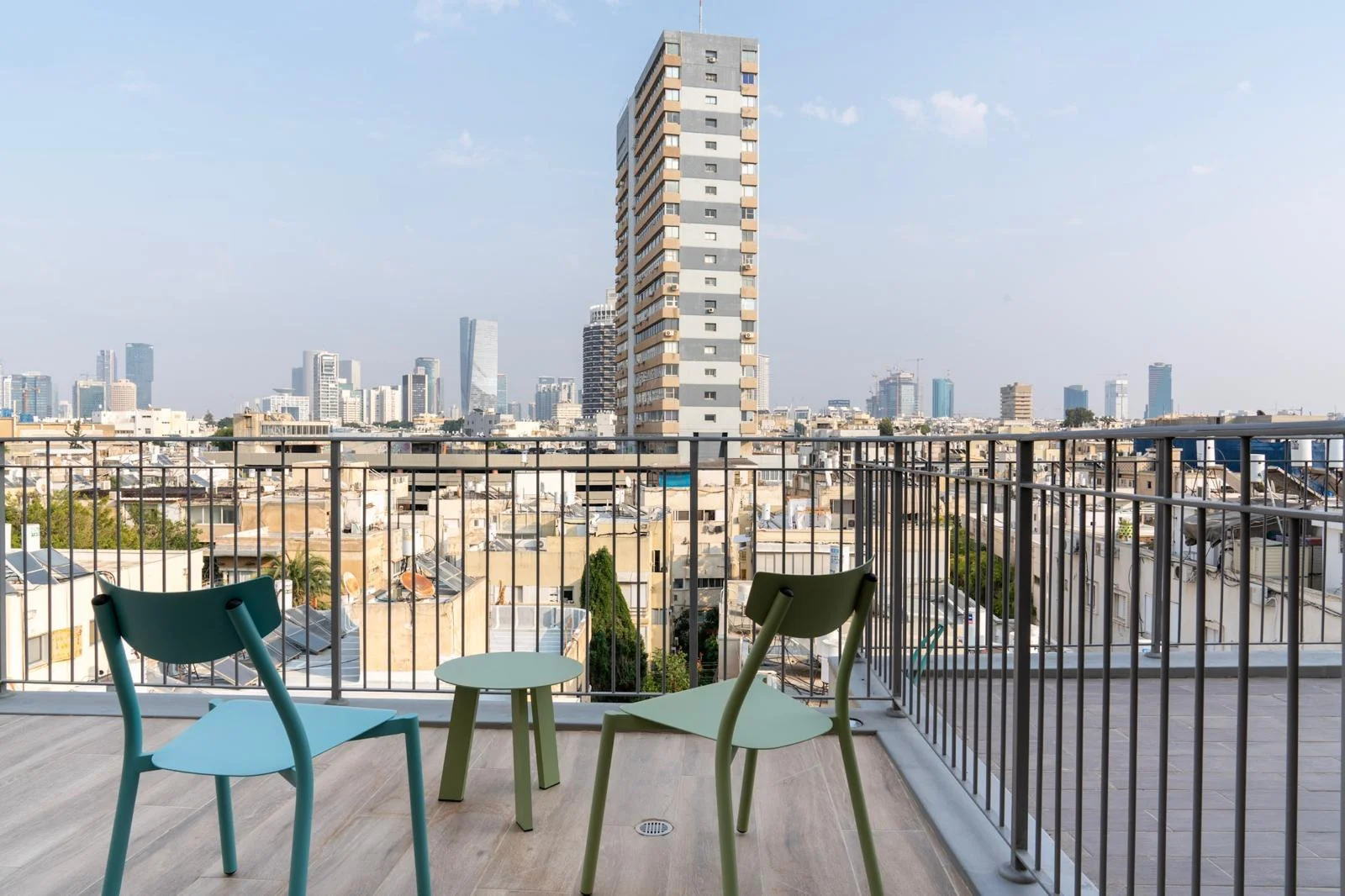 Balcon avec vue panoramique sur les toits et les tours de Tel Aviv