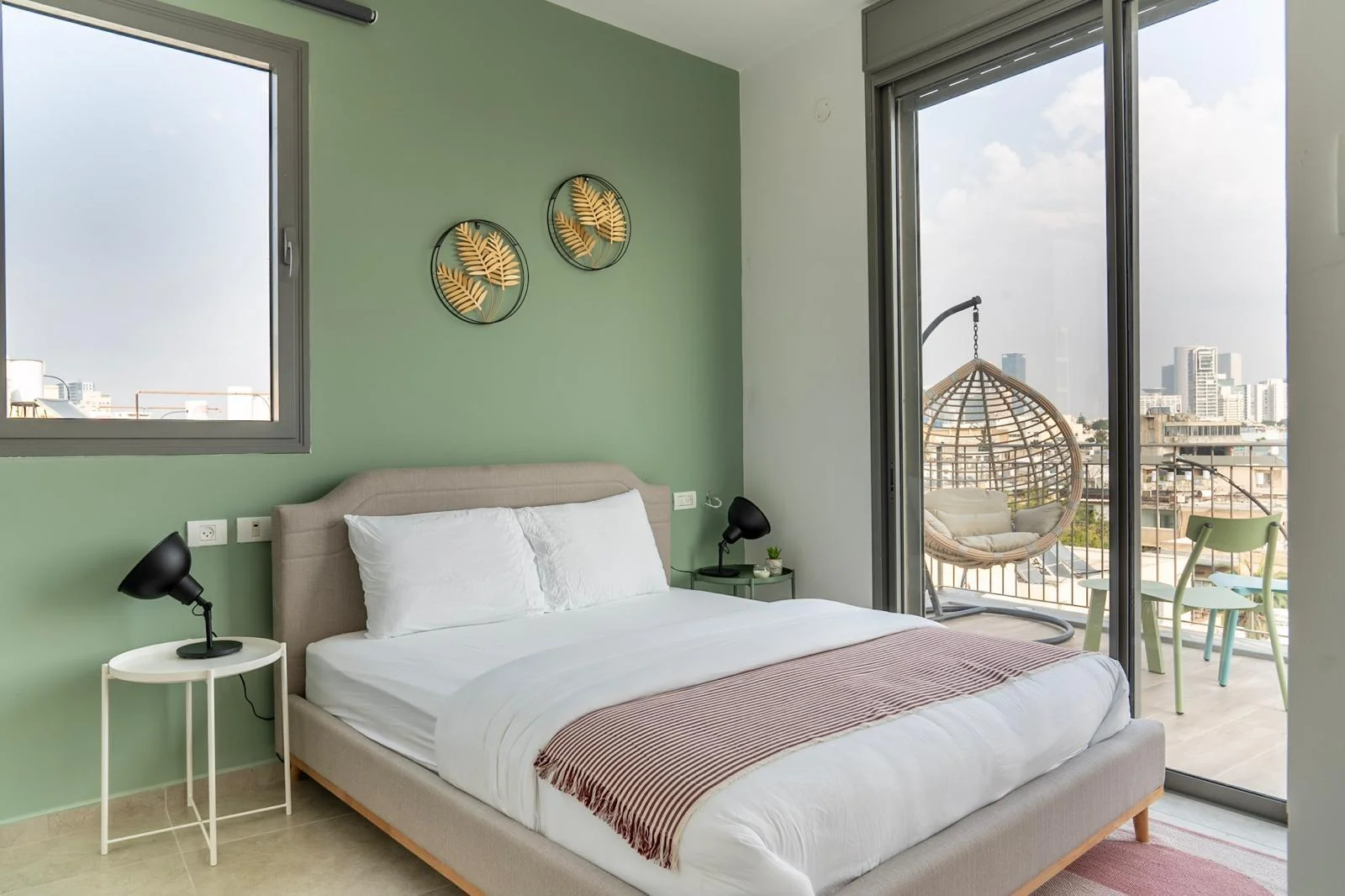 Chambre parentale avec mur vert sauge et accès balcon