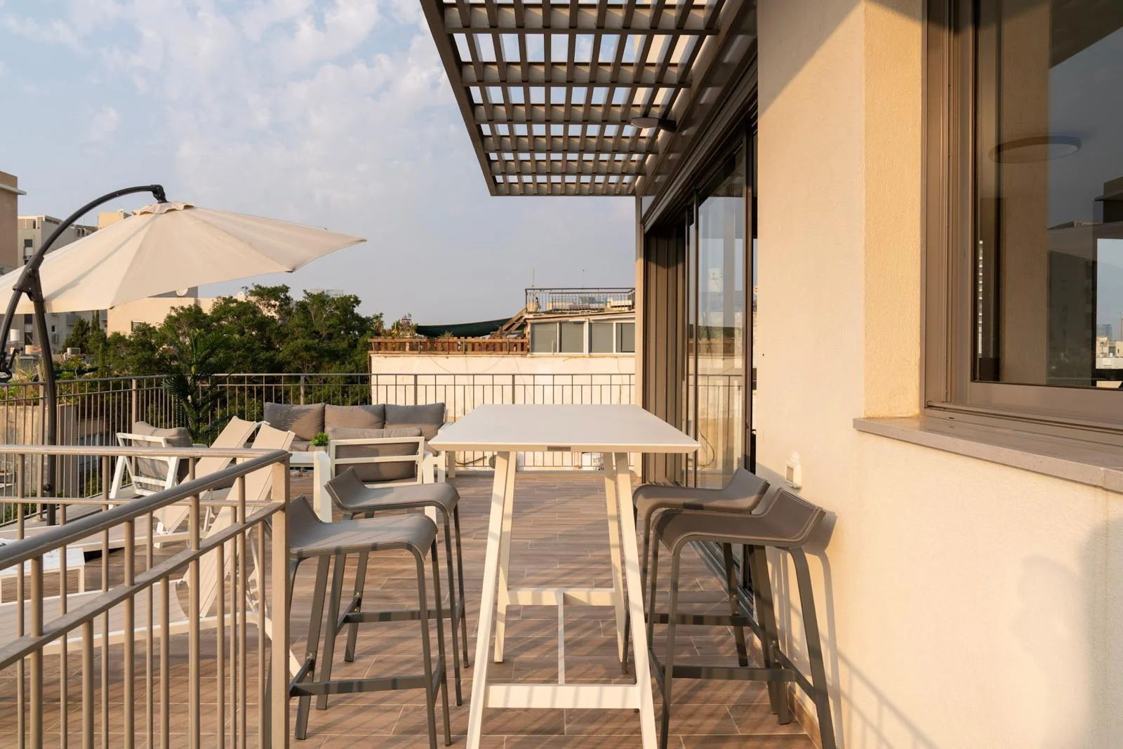 Terrasse avec pergola, table haute et vue sur les toits