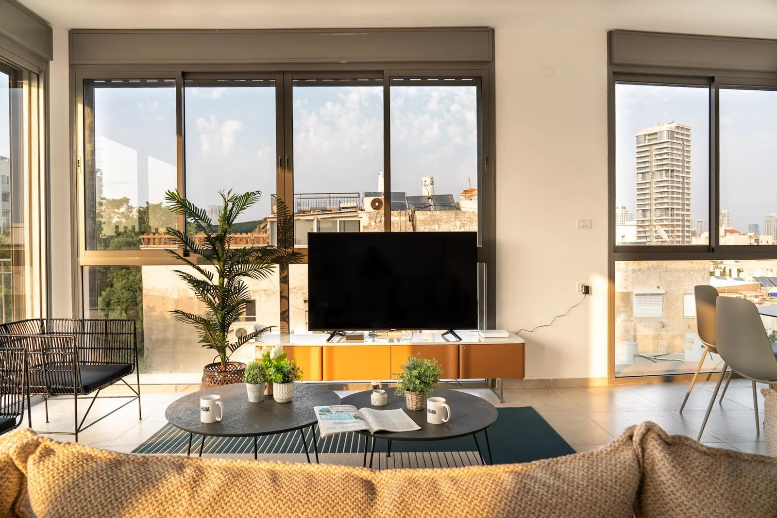 Salon intérieur avec vue sur la terrasse et la skyline