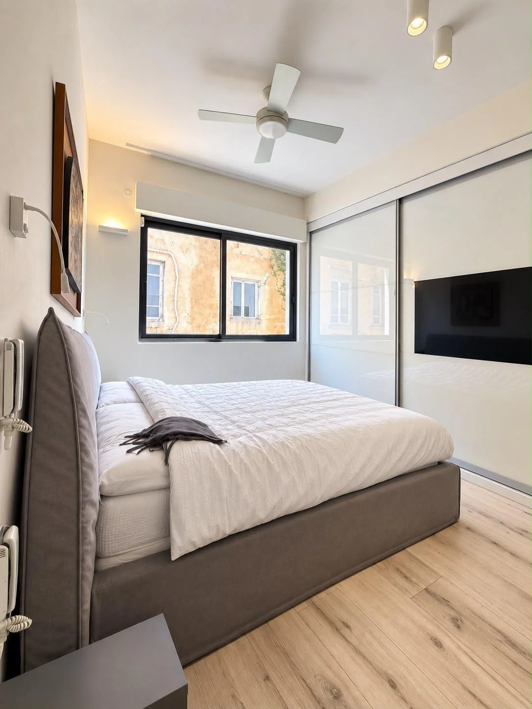 Chambre parentale avec lit double et armoire coulissante