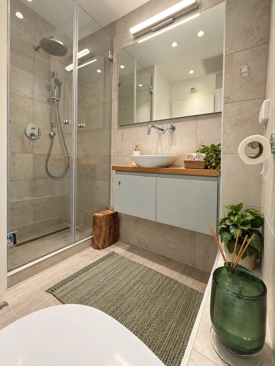 Salle de bain avec douche à l'italienne et baignoire