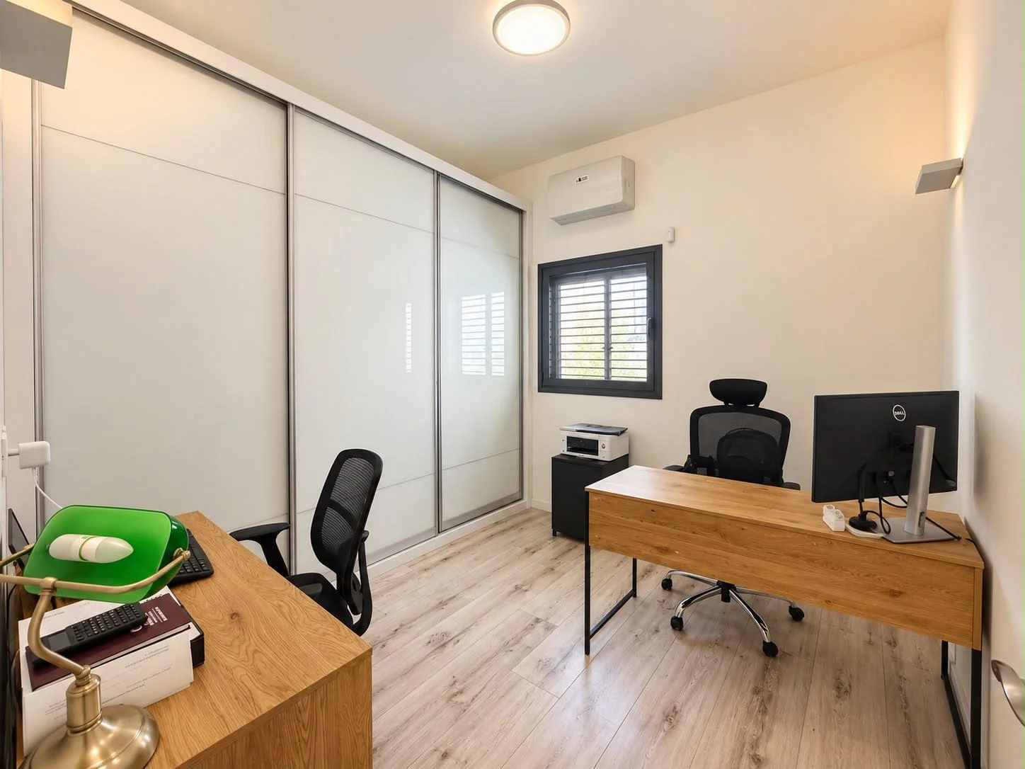 Chambre aménagée en bureau avec armoire coulissante