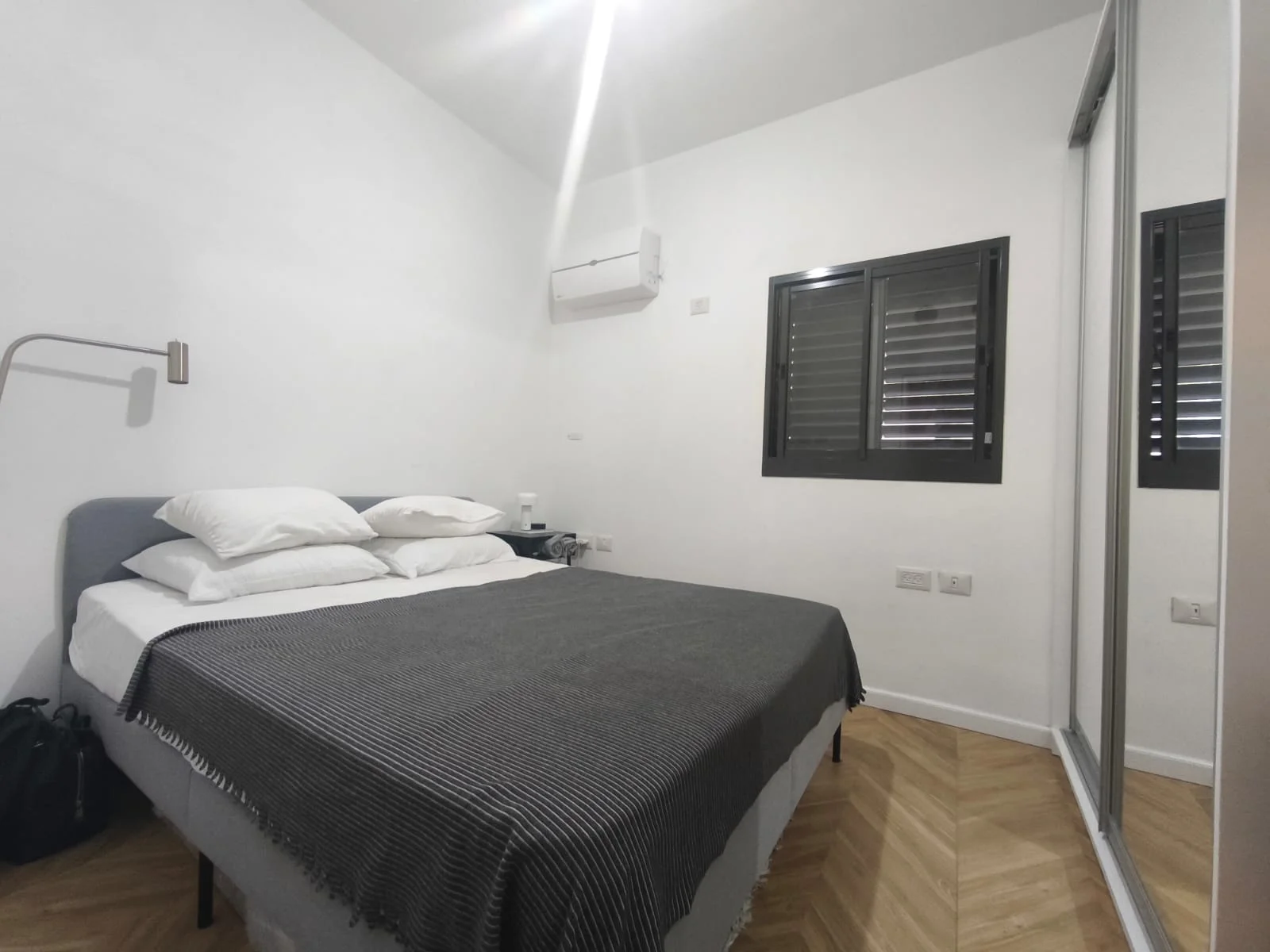 Chambre à coucher avec climatisation et placards miroir