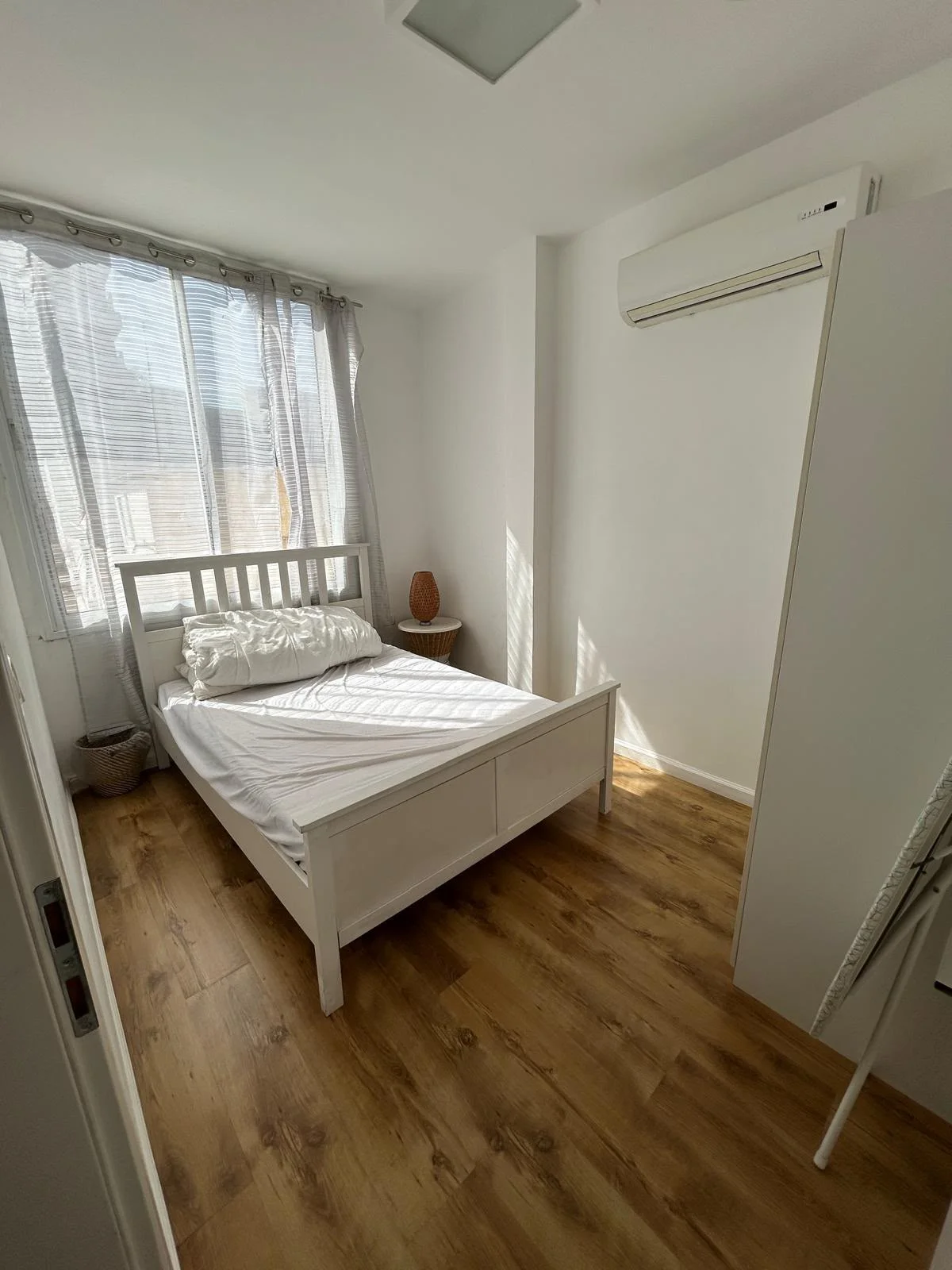 Chambre avec lit simple et climatisation