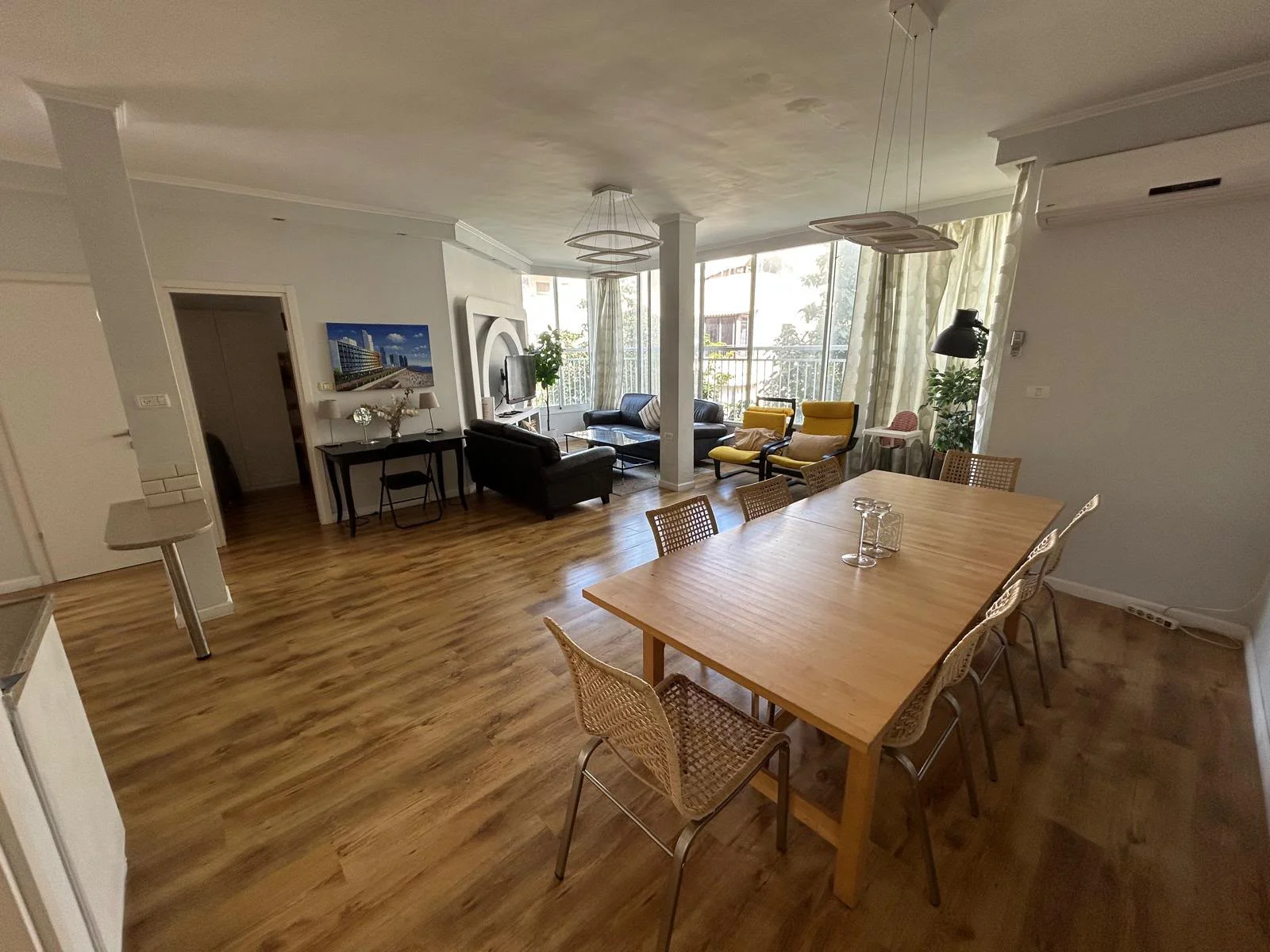 Espace séjour et salle à manger avec balcon
