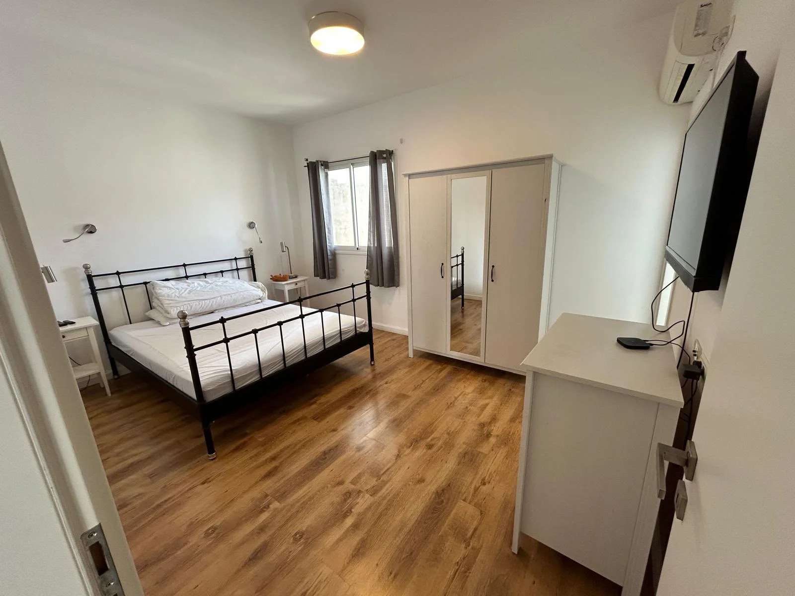 Chambre parentale avec lit double et armoire